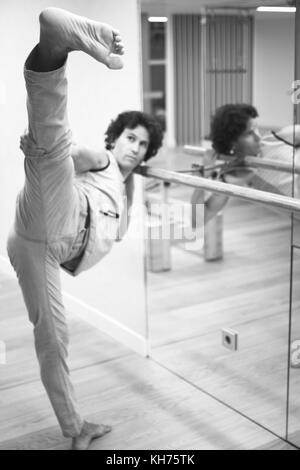 Professeur de danse danseur homme en faire plus avec un studio de remise en forme gym bar avancée faire étirer la flexibilité la posture. Banque D'Images