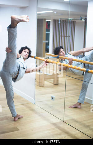 Professeur de danse danseur homme en faire plus avec un studio de remise en forme gym bar avancée faire étirer la flexibilité la posture. Banque D'Images