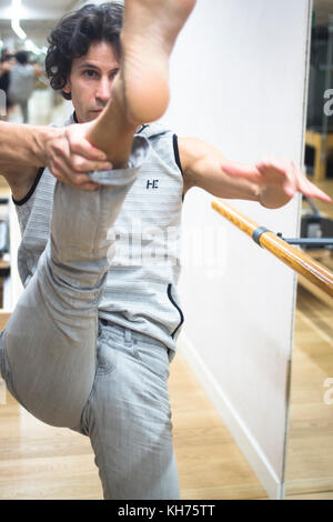 Professeur de danse danseur homme en faire plus avec un studio de remise en forme gym bar avancée faire étirer la flexibilité la posture. Banque D'Images