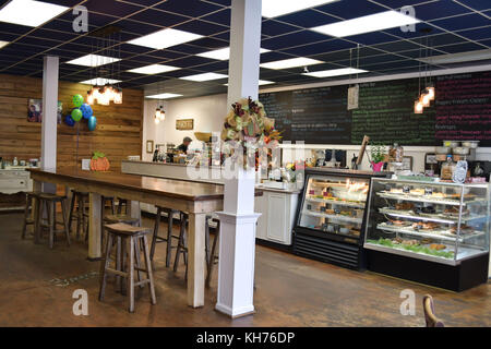 Café restaurant intérieur avec des aliments colorés cas rempli avec des bonbons et des aliments sains. écran lumineux pour un dîner décontracté dans un coin branché chic Banque D'Images