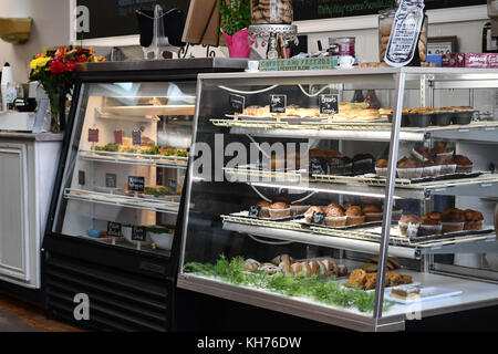 Café restaurant intérieur avec des aliments colorés cas rempli avec des bonbons et des aliments sains. écran lumineux pour un dîner décontracté dans un coin branché chic Banque D'Images