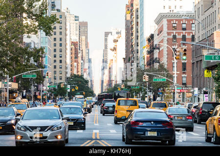 New york city - circa 2017 : voitures, taxis et autobus foule le long de la 3e avenue au cours de la navette de l'heure de pointe dans le quartier de l'East Village de Manhattan en Banque D'Images