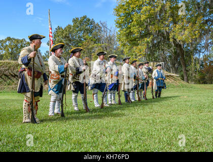 Reconstitution d'années 1700 soldats français arrivant à établir fort toulouse, New York USA. Banque D'Images