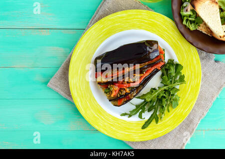 Les tranches d'aubergine au four farcies aux légumes. séjournant dans un plat végétalien. La vue de dessus. Banque D'Images