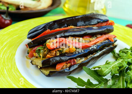 Les tranches d'aubergine au four farcies aux légumes. séjournant dans un plat végétalien. close up Banque D'Images