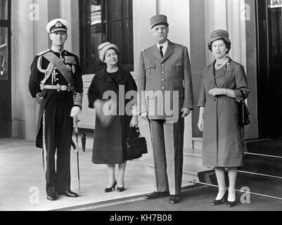 05/04/1960.La reine Elizabeth II, le président Charles de Gaulle de France, le duc d'Édimbourg et Madame de Gaulle au palais de Buckingham, Londres.Le couple royal célébrera son anniversaire de mariage en platine le 20 novembre. Banque D'Images