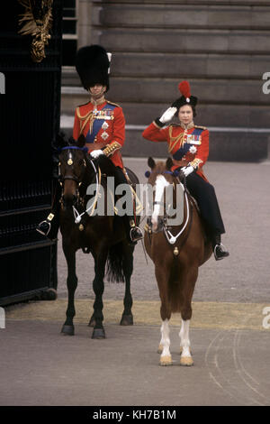 13/06/1964. La reine Elizabeth II, accompagnée du duc d'Édimbourg, prend le salut devant le palais de Buckingham à la fin de la cérémonie de Trooping la couleur. Le couple royal célébrera son anniversaire de mariage en platine le 20 novembre. Banque D'Images