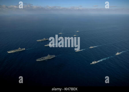 L'USS Ronald Reagan (CVN 76), USS Theodore Roosevelt (CVN 71) et l'USS Nimitz (CVN 68) Groupe grève Banque D'Images