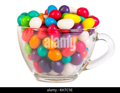 Bonbons colorés dans un verre isolé sur fond blanc. bonbons colorés close up Banque D'Images