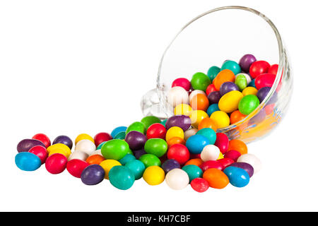 Bonbons colorés saupoudrer dans un verre isolé sur fond blanc. bonbons colorés dispersés close up Banque D'Images