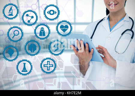 Heureux à l'aide de son médecin tablet pc contre des détails architecturaux de salle vide Banque D'Images