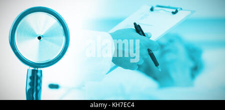 Une partie de l'blue stethoscope contre portrait of hand holding clipboard Banque D'Images