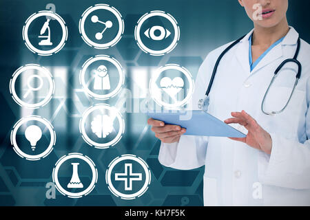 Porté à l'aide de son médecin contre résumé prix tablet pc Banque D'Images