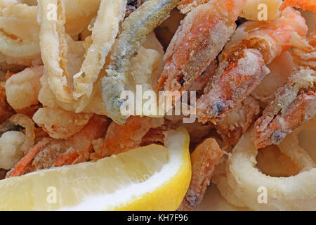 Le poisson frit avec des crevettes au restaurant à emporter et d'une tranche de citron Banque D'Images