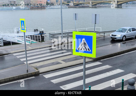 Passage pour piétons sur la route. Banque D'Images