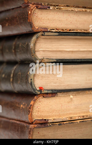 Fait à partir de l'arrière-plan pile de livres très anciens gros plan extrême. Banque D'Images