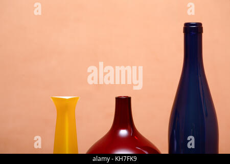 Trois différents vases en verre isolé motley sur fond rose Banque D'Images