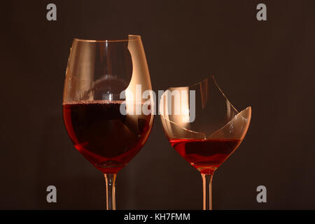 Deux verres de vin rouge sur fond sombre Banque D'Images