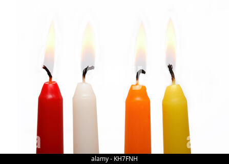 Ensemble de quatre bougies d'éclairage de couleur sur fond blanc Banque D'Images