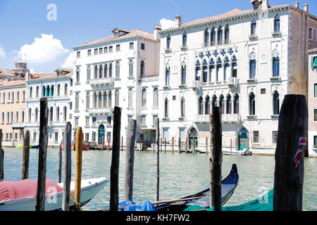 Venise, Italie : architecture historique et façades colorées avec des monuments, dans des jours d'été avec ciel bleu Banque D'Images