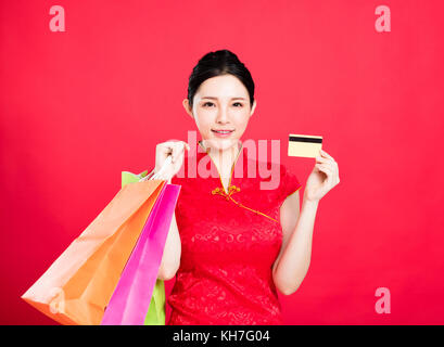 Femme Asiatique montrant les sacs de magasinage et de carte de crédit Banque D'Images