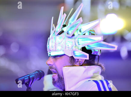 Berlin, Allemagne. 13th novembre 2017. Le chanteur Jason 'Jay' Kay du groupe britannique Jamiroquai se produit au Velodrom à Berlin, le 13 novembre 2017. Credit: Britta Pedersen/dpa-Zentralbild/ZB/dpa/Alay Live News Banque D'Images