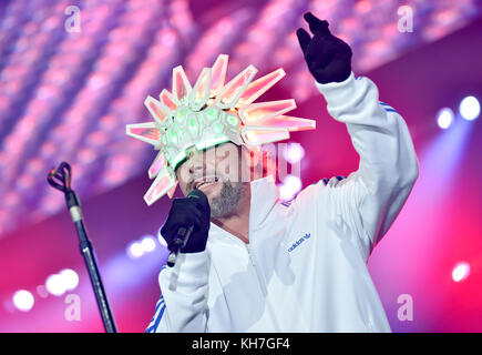 Berlin, Allemagne. 13th novembre 2017. Le chanteur Jason 'Jay' Kay du groupe britannique Jamiroquai se produit au Velodrom à Berlin, le 13 novembre 2017. Credit: Britta Pedersen/dpa-Zentralbild/ZB/dpa/Alay Live News Banque D'Images