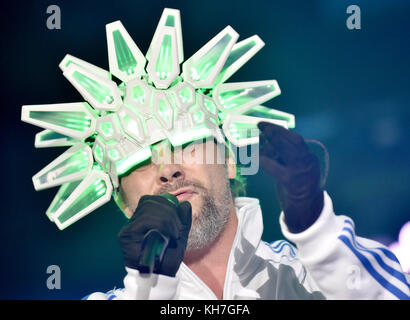 Berlin, Allemagne. 13th novembre 2017. Le chanteur Jason 'Jay' Kay du groupe britannique Jamiroquai se produit au Velodrom à Berlin, le 13 novembre 2017. Credit: Britta Pedersen/dpa-Zentralbild/ZB/dpa/Alay Live News Banque D'Images