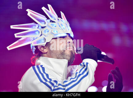 Berlin, Allemagne. 13th novembre 2017. Le chanteur Jason 'Jay' Kay du groupe britannique Jamiroquai se produit au Velodrom à Berlin, le 13 novembre 2017. Credit: Britta Pedersen/dpa-Zentralbild/ZB/dpa/Alay Live News Banque D'Images