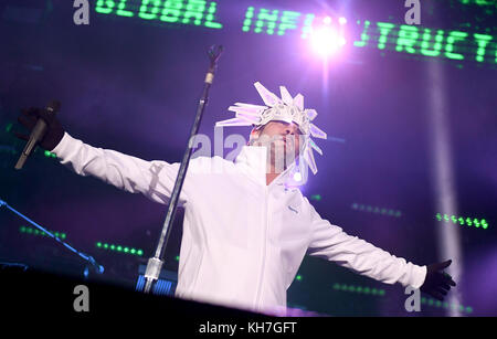 Berlin, Allemagne. 13th novembre 2017. Le chanteur Jason 'Jay' Kay du groupe britannique Jamiroquai se produit au Velodrom à Berlin, le 13 novembre 2017. Credit: Britta Pedersen/dpa-Zentralbild/ZB/dpa/Alay Live News Banque D'Images