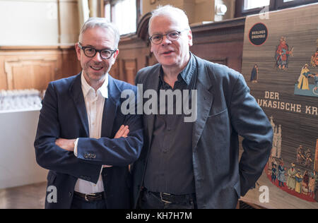 Oliver Reese (à gauche), intendant des ensembles berlinois et directeur des archives de Brecht Erdmut Wizisla, debout à l'occasion de la conférence de presse consacrée au 125e anniversaire du théâtre. Le théâtre de Schiffbauerdamm fête son 125e anniversaire le 19 novembre 2017. Photo : Jörg Carstensen/dpa Banque D'Images