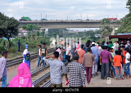 Dhaka, Bangladesh. 14Th nov, 2017. de monde recueillir à l'endroit où un homme est mort en raison de frapper par un train à un passage à niveau à Dhaka, au Bangladesh. Les autorités ont pris de nombreuses mesures pour sensibiliser le public à traverser la rue et en toute sécurité aux passages à niveau ferroviaires à Dhaka, mais les piétons continuent de violer les règles et de mettre leur vie en danger. crédit : sk Hasan Ali/Alamy live news Banque D'Images