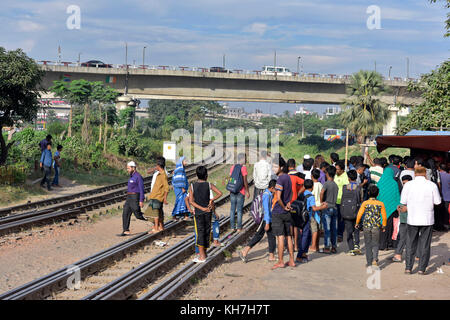 Dhaka, Bangladesh. 14Th nov, 2017. de monde recueillir à l'endroit où un homme est mort en raison de frapper par un train à un passage à niveau à Dhaka, au Bangladesh. Les autorités ont pris de nombreuses mesures pour sensibiliser le public à traverser la rue et en toute sécurité aux passages à niveau ferroviaires à Dhaka, mais les piétons continuent de violer les règles et de mettre leur vie en danger. crédit : sk Hasan Ali/Alamy live news Banque D'Images