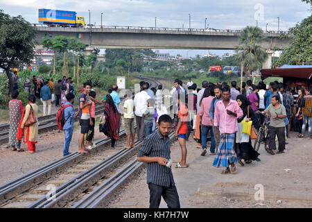 Dhaka, Bangladesh. 14Th nov, 2017. de monde recueillir à l'endroit où un homme est mort en raison de frapper par un train à un passage à niveau à Dhaka, au Bangladesh. Les autorités ont pris de nombreuses mesures pour sensibiliser le public à traverser la rue et en toute sécurité aux passages à niveau ferroviaires à Dhaka, mais les piétons continuent de violer les règles et de mettre leur vie en danger. crédit : sk Hasan Ali/Alamy live news Banque D'Images