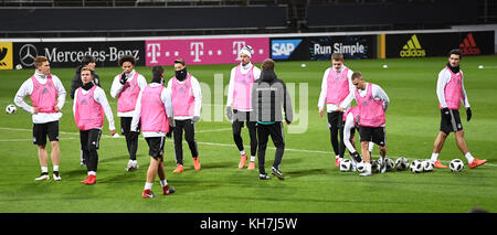 De gauche à droite Marcel Halstenberg (Allemagne), Mario Goetze (Allemagne). Bundescoach Joachim Jogi Loew (Allemagne)R, Leroy Sane (Allemagne), Sami Khedira (Allemagne), Mesut Oezil (Allemagne), Sandro Wagner (Allemagne), Assistenzcoach Marcus Sorg (Allemagne), Matthias Ginter (Allemagne), Toni Kroos (Allemagne), Joshua Kimmich (Allemagne), Mats Hummels (Allemagne). GES/ Fussball/ DFB-Training, Koeln, 13.11.2017 Football / Soccer : entraînement / pratique de l'équipe nationale allemande, Cologne, 13 novembre 2017 |utilisation dans le monde entier Banque D'Images