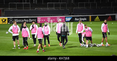 De gauche à droite Marcel Halstenberg (Allemagne), Mario Goetze (Allemagne). Bundescoach Joachim Jogi Loew (Allemagne)R, Leroy Sane (Allemagne), Sami Khedira (Allemagne), Mesut Oezil (Allemagne), Sandro Wagner (Allemagne), Assistenzcoach Marcus Sorg (Allemagne), Matthias Ginter (Allemagne), Toni Kroos (Allemagne), Joshua Kimmich (Allemagne), Mats Hummels (Allemagne). GES/ Fussball/ DFB-Training, Koeln, 13.11.2017 Football / Soccer : entraînement / pratique de l'équipe nationale allemande, Cologne, 13 novembre 2017 |utilisation dans le monde entier Banque D'Images