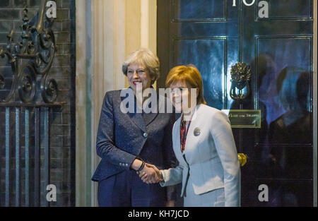 Downing Street, Londres, Royaume-Uni. 14 novembre 2017. Nicola Sturgeon, première ministre de l'Écosse, rencontre la PM britannique Theresa May pour une réunion en soirée de 45 minutes au 10 Downing Street. Crédit : Malcolm Park/Alay Live News. Banque D'Images