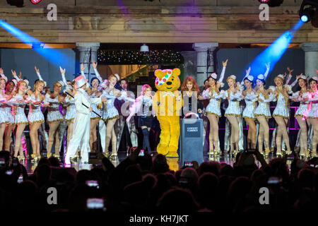 Covent Garden, Londres, Royaume-Uni, 14 novembre 2017. Les lumières de Noël Covent Garden 2017 sont allumées par Pudsey avec des invités spéciaux, la chanteuse Kylie Minogue et la designer Charlotte Tilbury. Les célébrations festives incluent des représentations de la célèbre comédie musicale West End, la 42e rue, qui a produit des numéros du spectacle. Pudsey et ses invités spéciaux Kylie allumer les lumières en collaboration avec BBC Children in Need cette année. La Piazza accueille le plus grand arbre de Noël de Londres, cueilli à la main. Crédit: Imagetraceur News et Sports/Alay Live News Banque D'Images