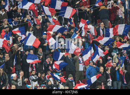 Cologne, Allemagne. 14 novembre 2017. Les supporters français brandissent leurs drapeaux avant le match international de football entre l'Allemagne et la France à Cologne, en Allemagne, le 14 novembre 2017. Crédit : Bernd Thissen/dpa/Alamy Live News Banque D'Images