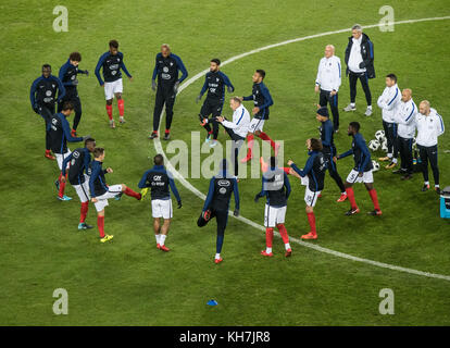 Cologne, Allemagne. 14 novembre 2017. Les joueurs français s'échauffent avant le match international de football entre l'Allemagne et la France à Cologne, le 14 novembre 2017. Crédit : Bernd Thissen/dpa/Alamy Live News Banque D'Images