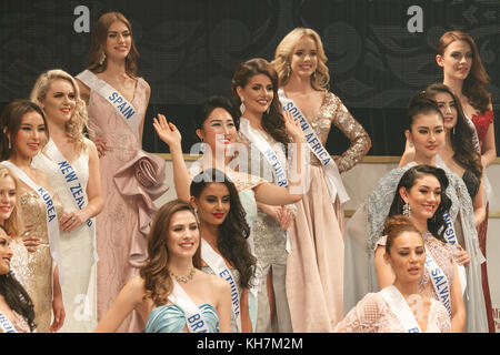 Tokyo, Japon. 14 novembre 2017. Miss Japon Natsuki Tsutsui (C) salue le public lors de ''la 57ème Miss International Beauty Pageant 2017'' qui s'est tenue à l'hôtel de ville du Tokyo Dome le 14 novembre 2017, Tokyo, Japon. Cette année, 69 concurrents de différents pays et régions se sont réunis au Japon pour concourir pour le titre. Crédit : Rodrigo Reyes Marin/AFLO/Alamy Live News Banque D'Images