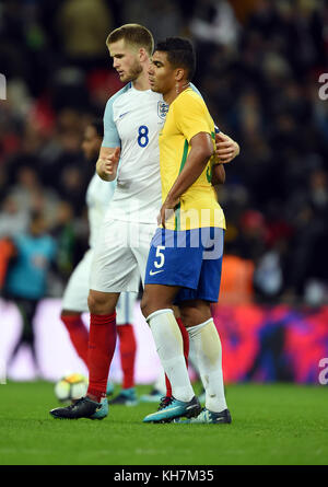 Londres, Royaume-Uni. 14 novembre 2017. Eric Dier d'Angleterre et Casemiro du Brésil à la fin du jeu ANGLETERRE V BRÉSIL ANGLETERRE V BRÉSIL, INTERNATIONAL AMICAL 14 novembre 2017 GBB5301 INTERNATIONAL STRICTEMENT USAGE ÉDITORIAL. Si Le Joueur Ou Les Joueurs Représentés Dans Cette Image Jouent Ou Jouent Pour Un Club Anglais Ou L'Équipe Nationale D'Angleterre. Ensuite, Cette Image Ne Peut Être Utilisée Qu'À Des Fins Éditoriales. Aucune Utilisation Commerciale. Crédit: Allstar Picture Library/Alay Live News Banque D'Images