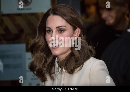 Londres, Royaume-Uni. 14Th Nov, 2017. La duchesse de Cambridge quitte Hornsey Road Children's Centre au nord de Londres après avoir consulté la famille et les services de soutien parental qui sont livrées au Centre, y compris ceux offerts par l'organisme de bienfaisance d'action de la famille, dont la reine est la marraine. Crédit : Guy Josse/Alamy Live News Banque D'Images