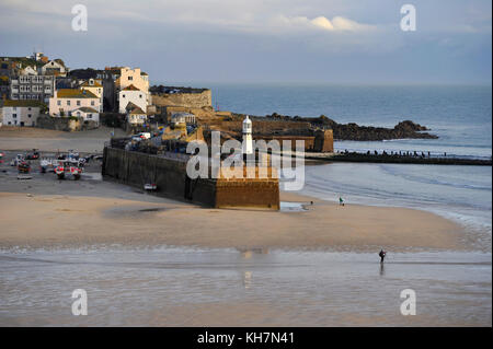 St Ives Cornwall, Royaume-Uni. 15 novembre 2017. Une belle matinée ensoleillée au port de St Ives en Cornouailles mais la prévision est de pluie au cours des prochains jours, le petit phare blanc au bout de la jetée Smeatons à équipé Ives a été construit en 1890 crédit : Simon Dack/Alamy Live News Banque D'Images