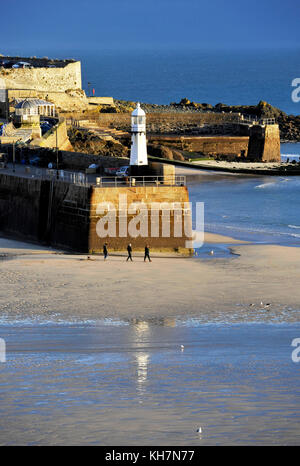 St Ives Cornwall, Royaume-Uni. 15 novembre 2017. Une belle matinée ensoleillée à St Ives en Cornwall mais la prévision est de pluie au cours des deux prochains jours, le petit phare blanc au bout de la jetée Smeatons à Ives a été construit en 1890 crédit : Simon Dack/Alamy Live News Banque D'Images