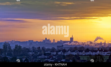 Glasgow, Scotland, UK 15 novembre. uk weather, matin froid sur la ville et l'université de Glasgow et plus knightswood silhouettes tour comme l'aurore vient et la nuit efface les nuages, crédit Gérard ferry/Alamy news Banque D'Images