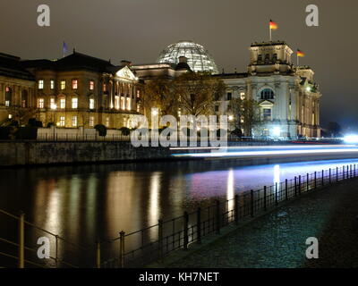 Berlin, Allemagne. 14 novembre 2017. Le bâtiment de l'Association parlementaire allemande (l), l'ancien palais du président du Reichstag, et le bâtiment du Reichstag, légèrement éclairé devant la rive de la Spree à Berlin, Allemagne, le 14 novembre 2017. La CDU, la CSU, le FDP et les Verts entendent présenter publiquement jeudi 16 novembre les résultats de leurs discussions exploratoires concernant une éventuelle coalition "Jamaïque". Crédit : Stefan Jaitner/dpa-Zentralbild/dpa/Alamy Live News Banque D'Images