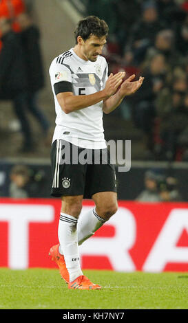 Cologne, Allemagne. 14 novembre 2017. L'Allemand Mats Hummels applaudit lors du match international de football entre l'Allemagne et la France à Cologne, le 14 novembre 2017. Crédit : Roland Weihrauch/dpa/Alamy Live News Banque D'Images