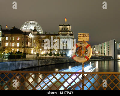 Berlin, Allemagne. 14 novembre 2017. Le bâtiment de l'Association parlementaire allemande (l), l'ancien palais du président du Reichstag, et le bâtiment du Reichstag, légèrement éclairé devant la rive de la Spree à Berlin, Allemagne, le 14 novembre 2017. La CDU, la CSU, le FDP et les Verts entendent présenter publiquement jeudi 16 novembre les résultats de leurs discussions exploratoires concernant une éventuelle coalition "Jamaïque". Crédit : Stefan Jaitner/dpa-Zentralbild/dpa/Alamy Live News Banque D'Images