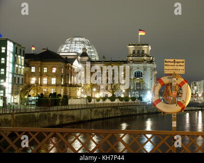 Berlin, Allemagne. 14 novembre 2017. Le bâtiment de l'Association parlementaire allemande (l), l'ancien palais du président du Reichstag, et le bâtiment du Reichstag, légèrement éclairé devant la rive de la Spree à Berlin, Allemagne, le 14 novembre 2017. La CDU, la CSU, le FDP et les Verts entendent présenter publiquement jeudi 16 novembre les résultats de leurs discussions exploratoires concernant une éventuelle coalition "Jamaïque". Crédit : Stefan Jaitner/dpa-Zentralbild/dpa/Alamy Live News Banque D'Images